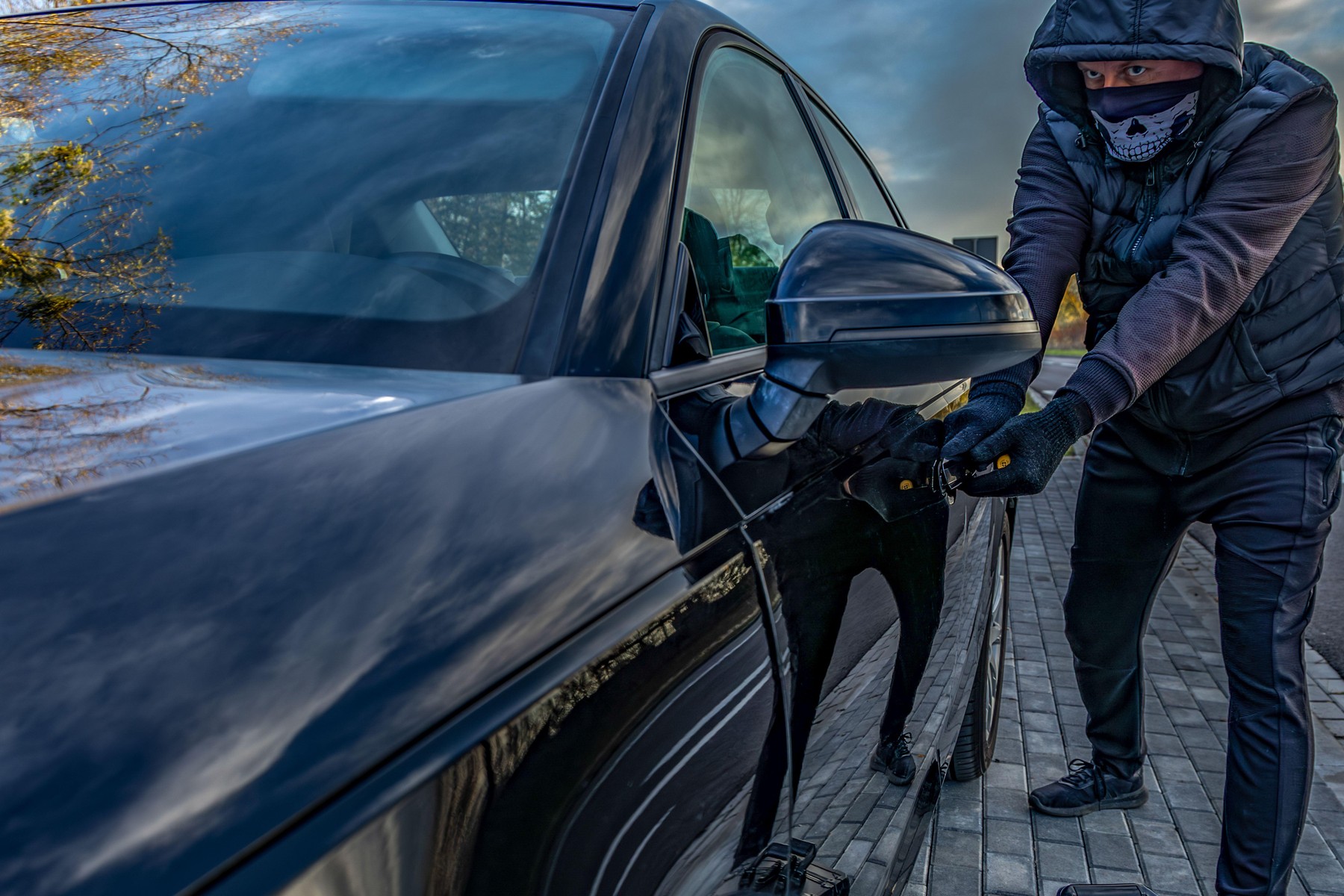 Români, moldoveni, ucraineni şi ruşi, organizați într-o bandă, furau maşini de lux din Europa şi le vindeau în Dubai