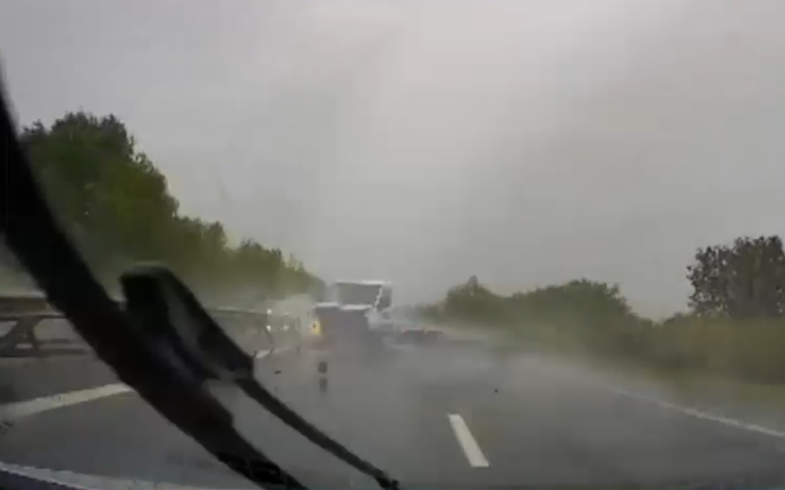 Momentul în care șoferul unei autoutilitare pierde controlul volanului. Accident pe A1 surprins cu o cameră de bord