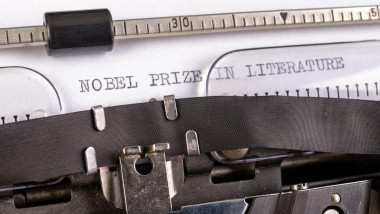 Inscripția „Premiul Nobel pentru literatură” pe o foaie albă scrisă la mașina de scris. Premiul Nobel pentru literatură. Fundal deschis.