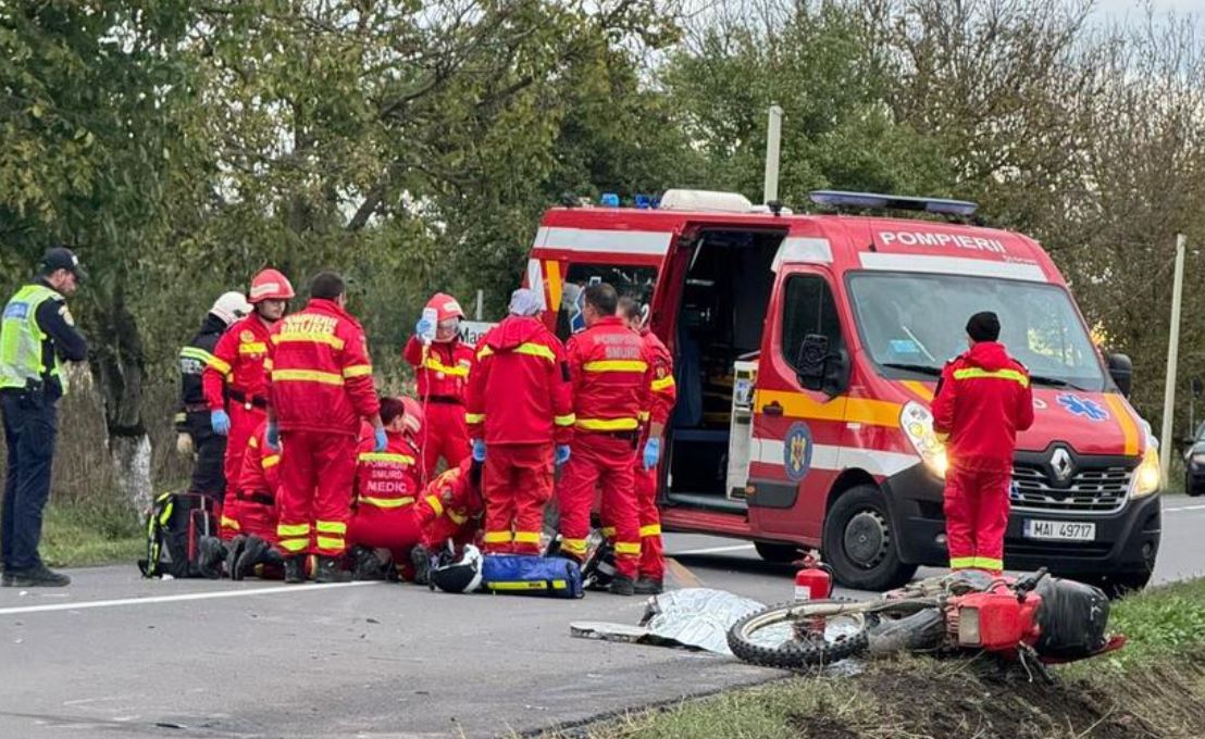 Doi bărbaţi au murit după ce motocicleta pe care se aflau s-a ciocnit de o maşină și au fost aruncați pe contrasens