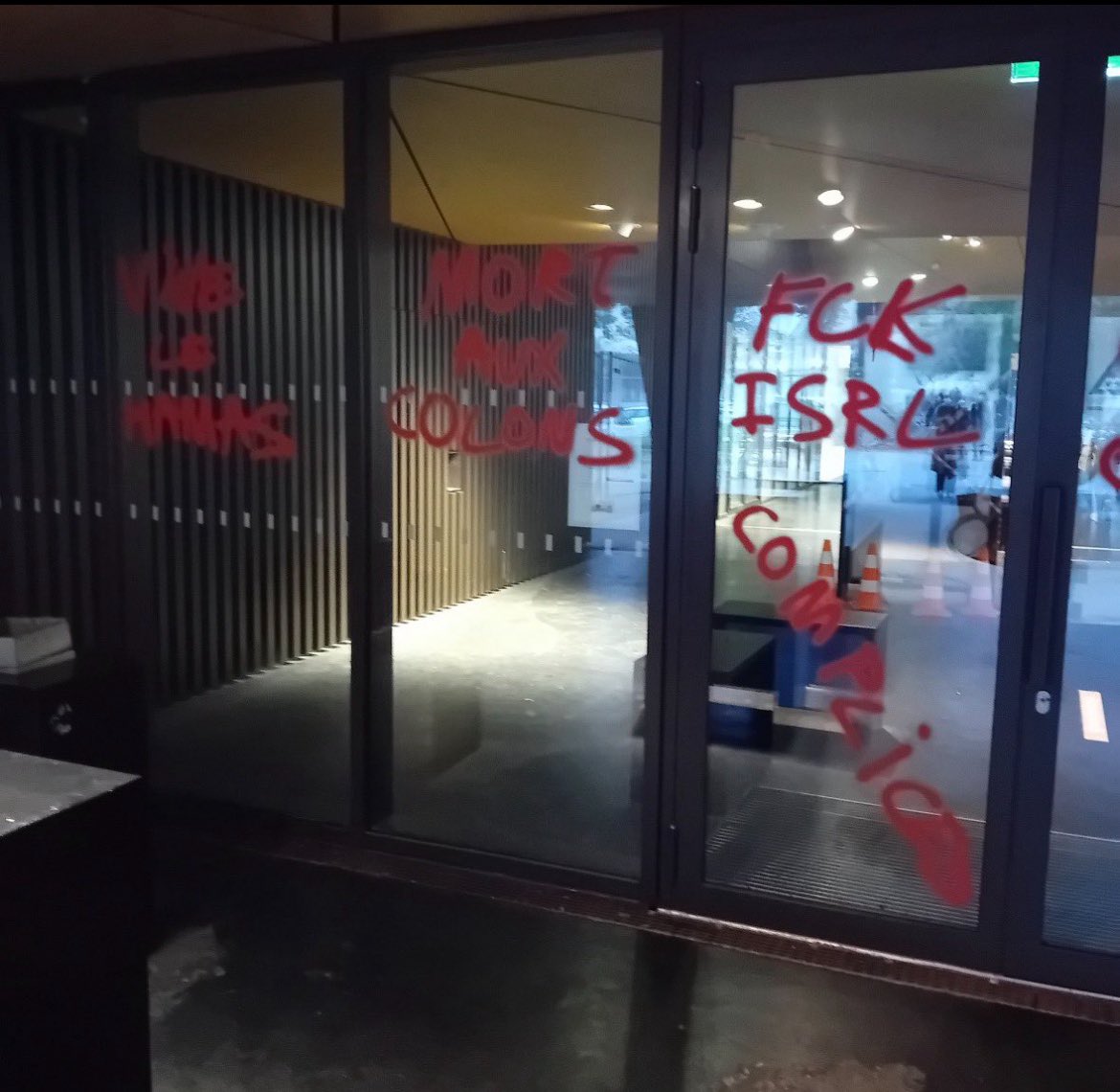 Graffiti pro-Hamas la intrarea clădirii Institutului de Științe Politice din Strasbourg. Instituția a depus plângere penală