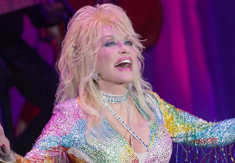 Dolly Parton își liniștește fanii, după ce sora ei le-a cerut să se roage pentru sănătatea artistei: „Încă n-am murit”