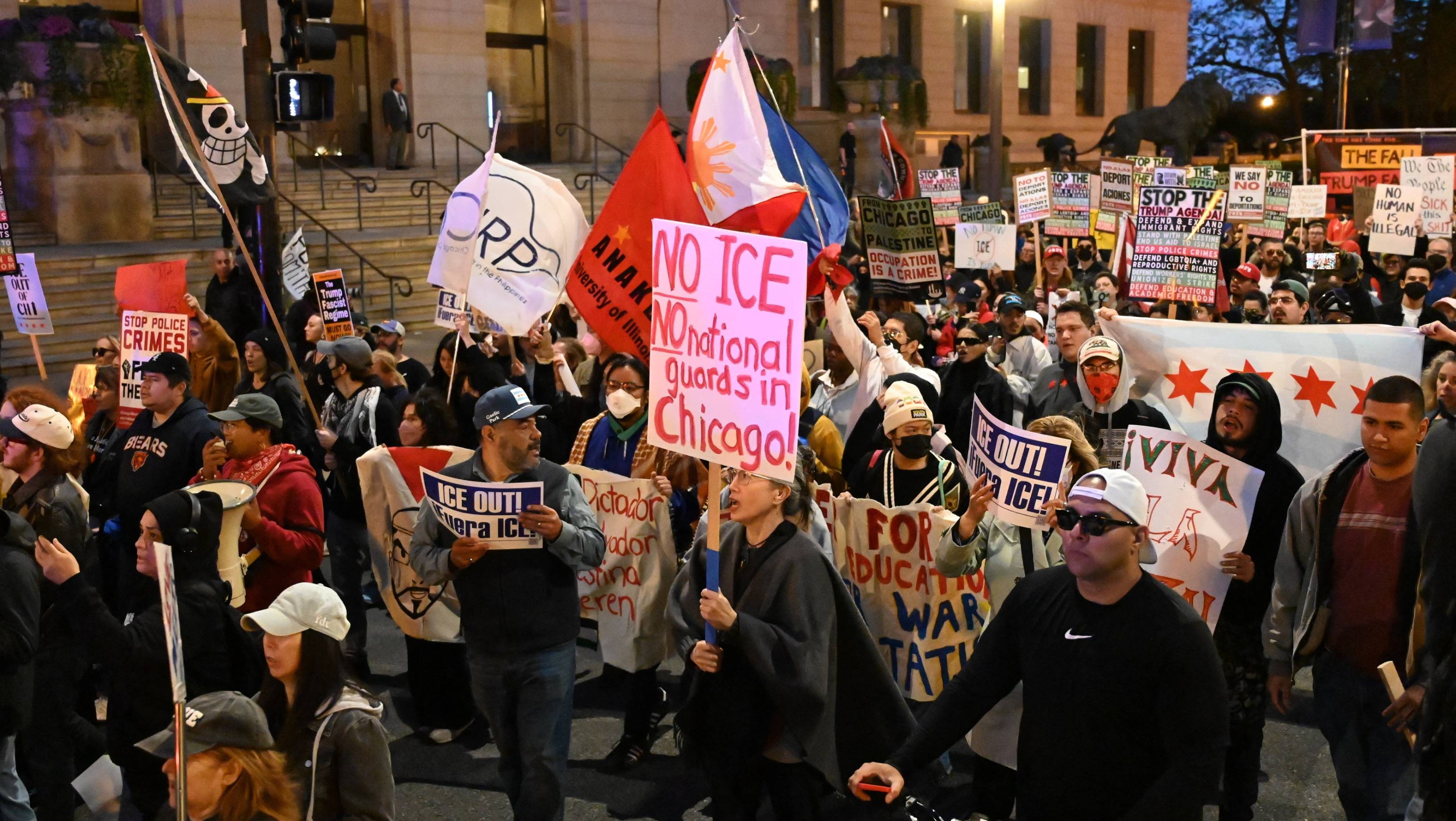 Cum a ajuns Chicago epicentrul represiunii militare a lui Donald Trump: „Așa ceva nu s-a mai întâmplat niciodată”