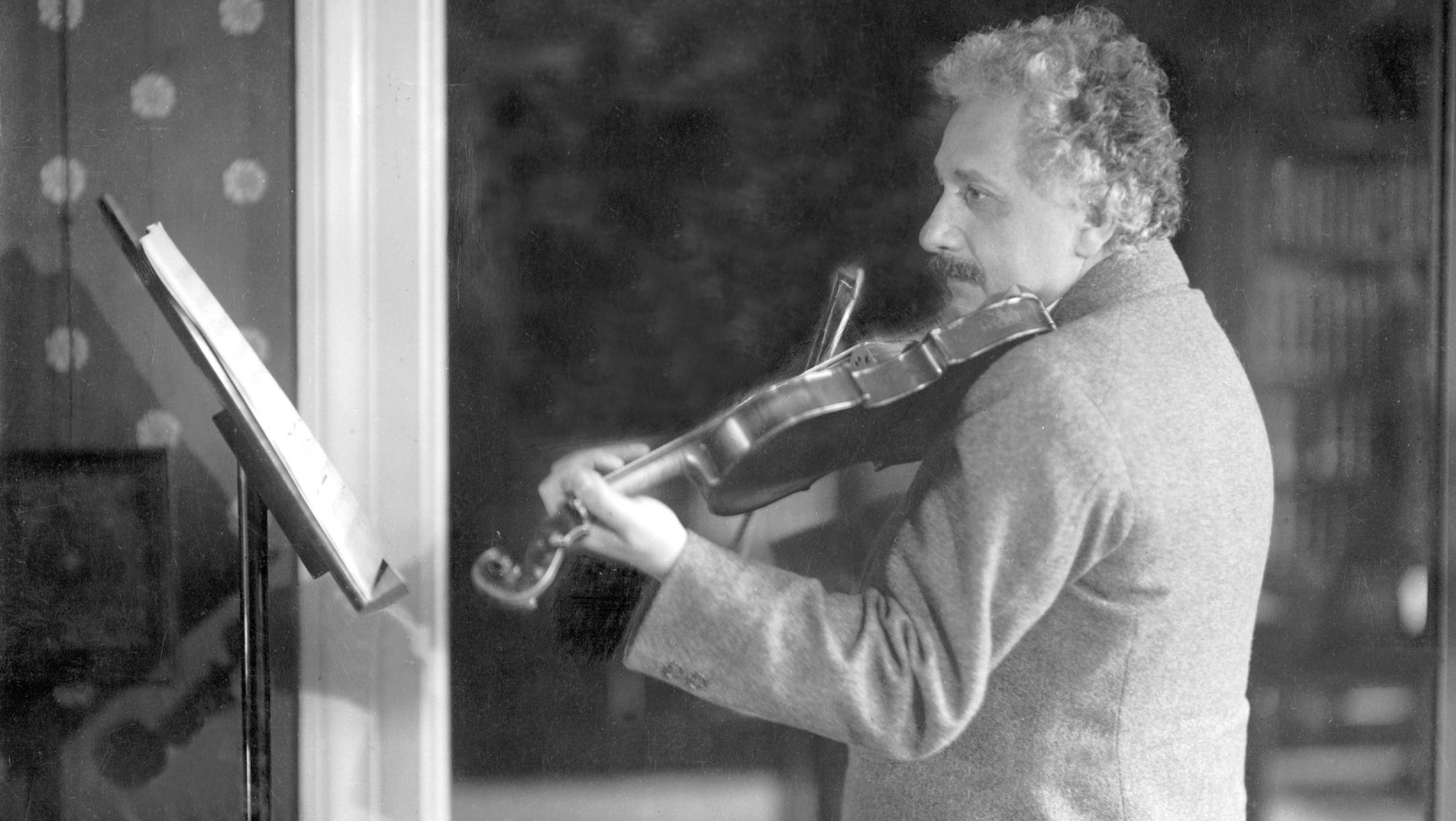 Suma pentru care s-a vândut o vioară care i-a aparținut lui Albert Einstein: „A cântat la acest instrument în fiecare zi”