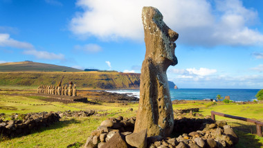statui moai-insula pastelui