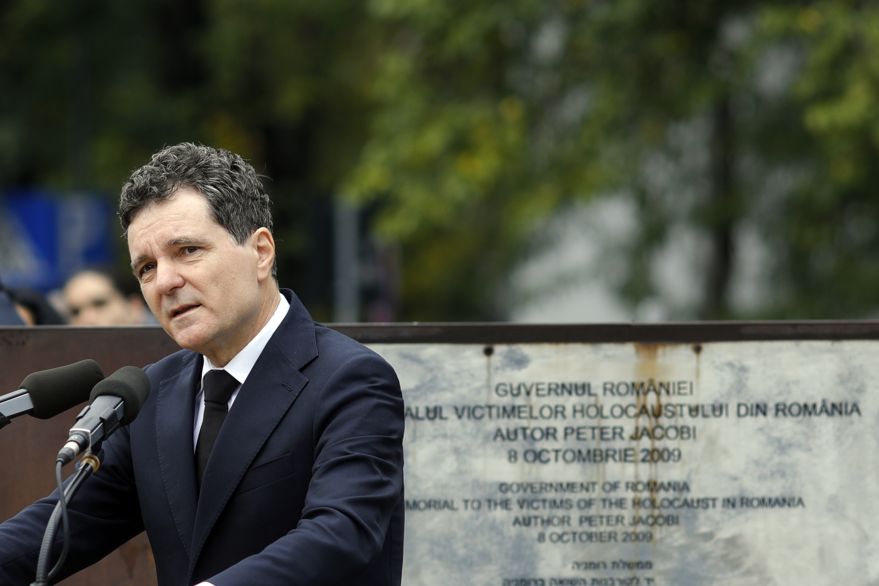 Nicușor Dan, provocat să-și explice poziția față de legionari. „Ce-i spuneți unei victime a Holocaustului?”