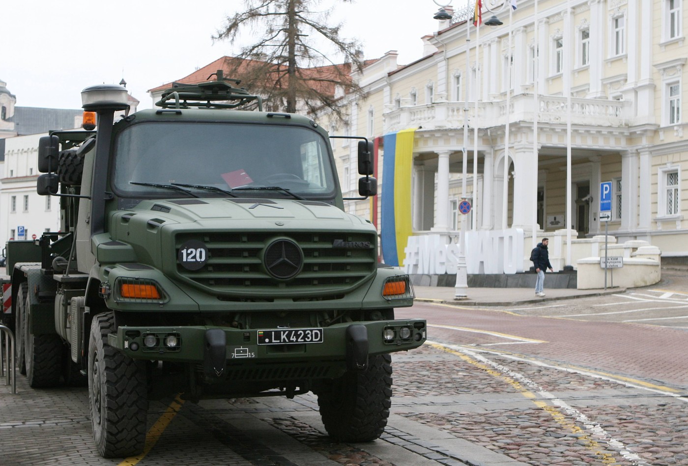 Germania comandă în secret peste 1.000 de camioane militare Mercedes pentru Ucraina (FAZ)