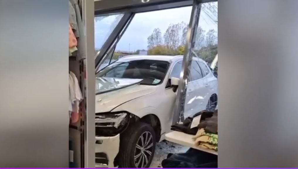 O șoferiță a intrat cu mașina în vitrina unui magazin de haine, după ce a încurcat pedalele