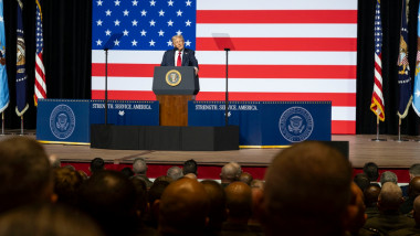 donald trump sustine un discurs in fata generalilor