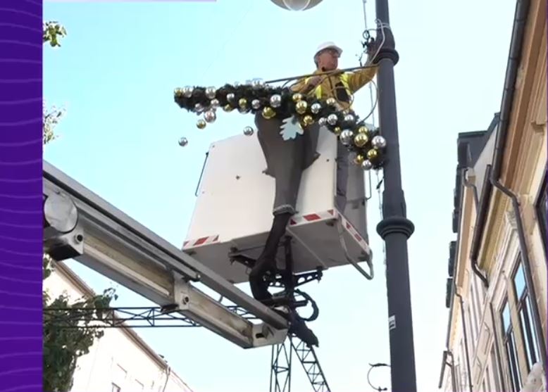 Oltenii se pregătesc pentru sărbătorile de iarnă: În Craiova, se pun deja instalații de iluminat și globulețe pentru Târgul de Crăciun