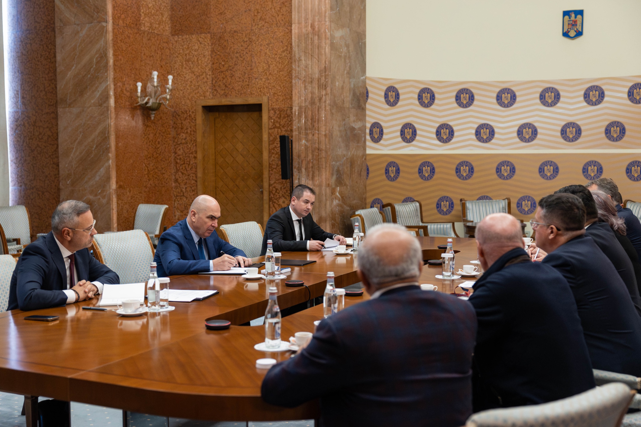 Premierul Ilie Bolojan s-a întâlnit cu producătorii de carne de porc. Ce probleme au semnalat în sectorul suin