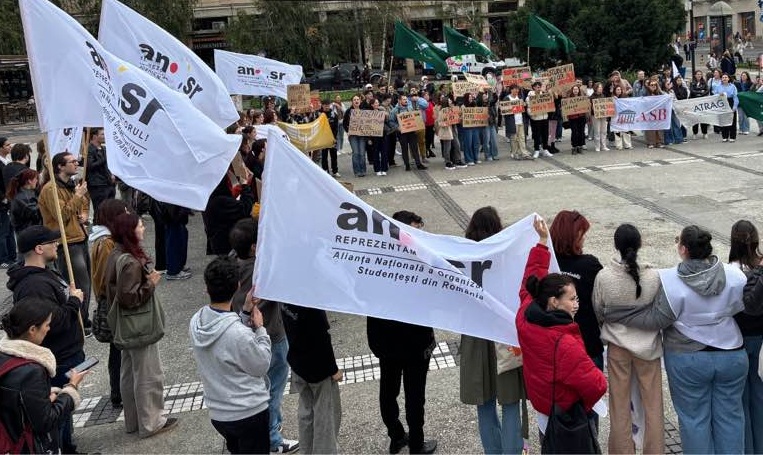 Studenţii protestează joi în Piaţa Victoriei. Ei sunt nemulţumiţi de scăderea burselor şi de limitarea reducerilor de transport