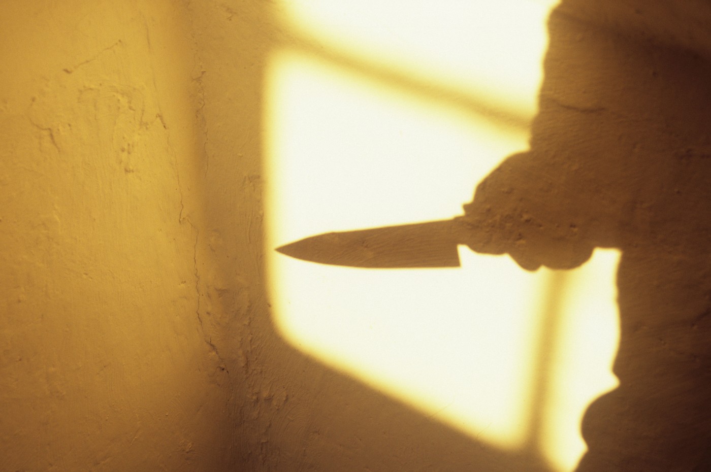 Femeie atacată cu cuțitul pe o alee din București. Victima s-a luptat cu agresorul și a reușit să scape, dar a fost grav rănită