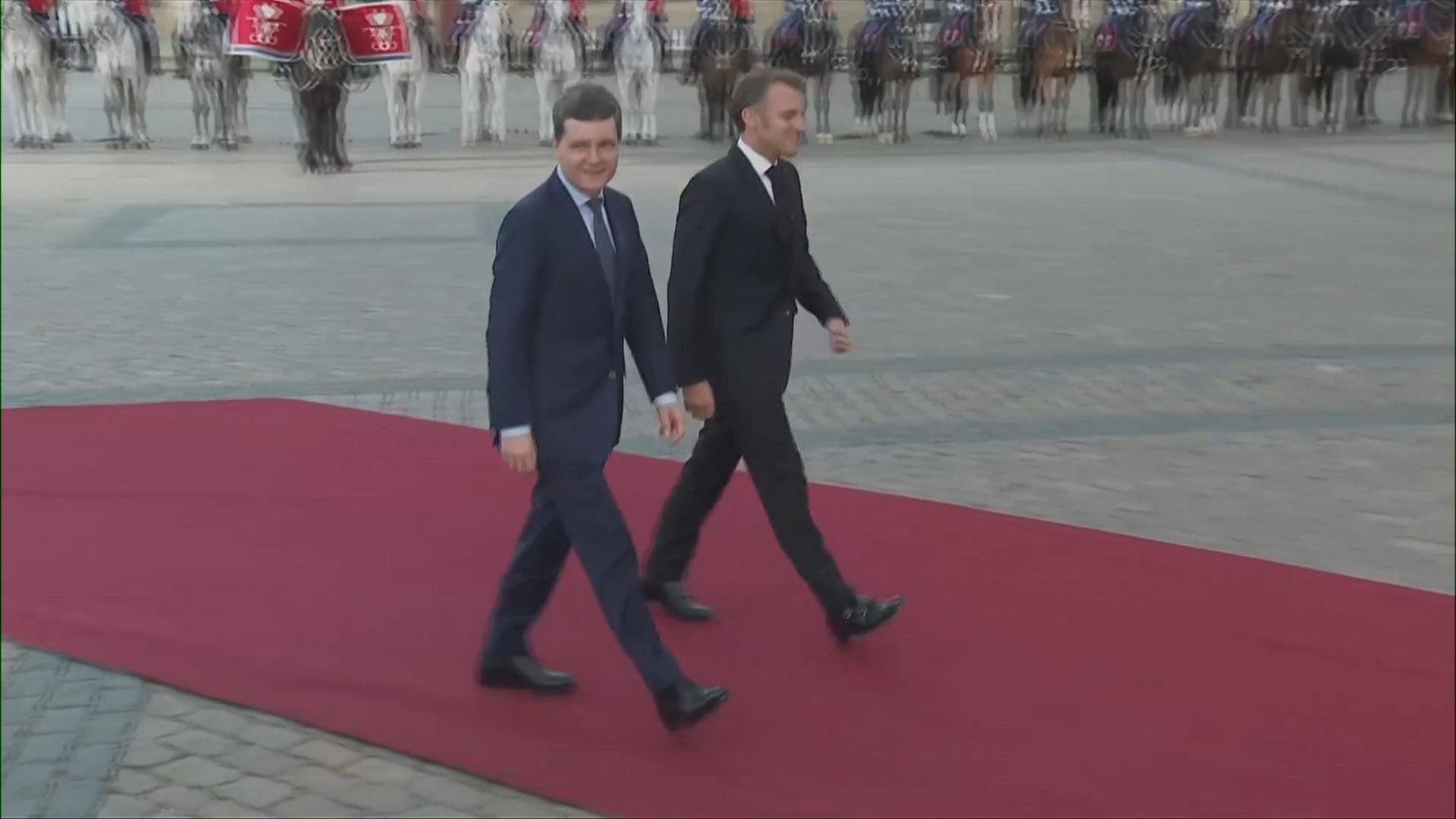 Nicușor Dan a participat la dineul organizat de regele Danemarcei la Copenhaga. Șeful statului a sosit umăr la umăr cu Emmanuel Macron