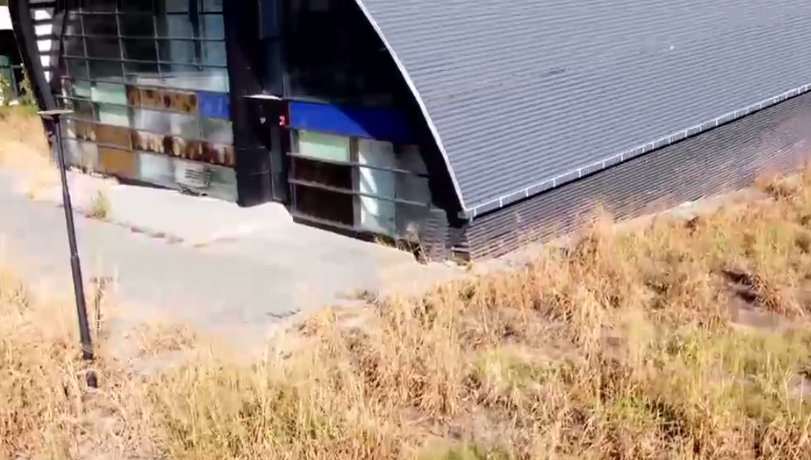 Caz tipic de risipă a banilor publici: Un bazin de înot construit în urmă cu 7 ani nu a fost folosit niciodată. Acum s-a degradat