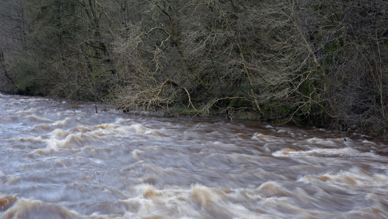 Pericol de inundații. Hidrologii au emis cod galben și portocaliu de viituri în mai multe județe ale țării