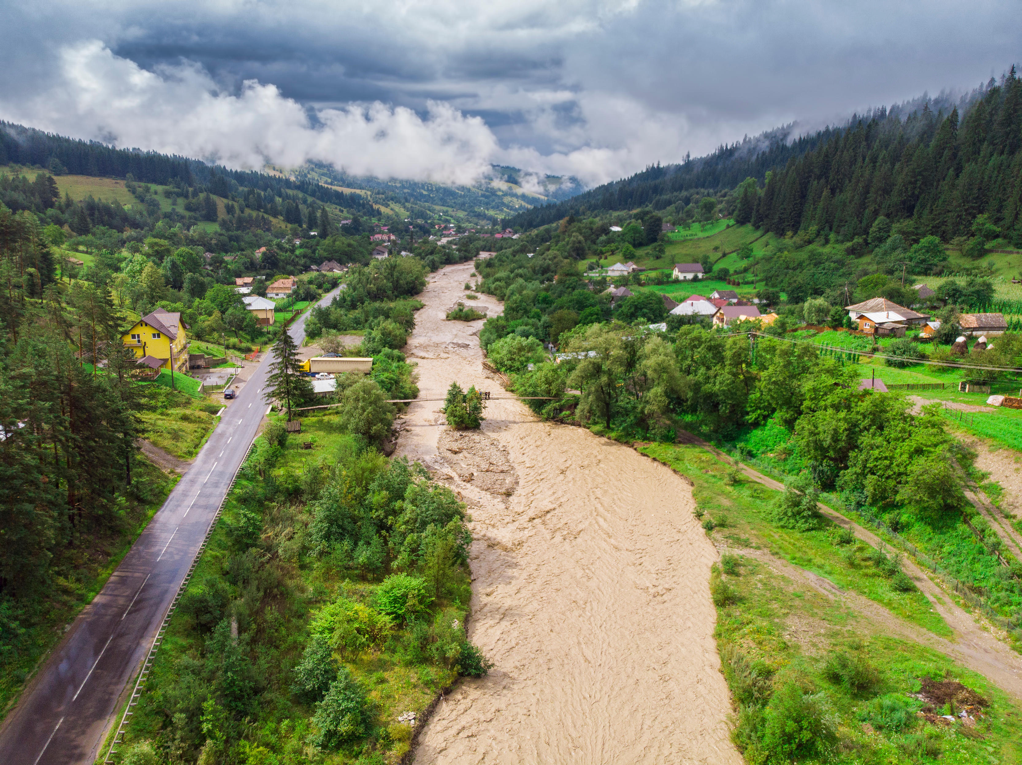 Cod roșu de inundații pe râuri din mai multe județe. Șefa ANM: Atenție maximă la fenomenele meteo în următoarele două zile