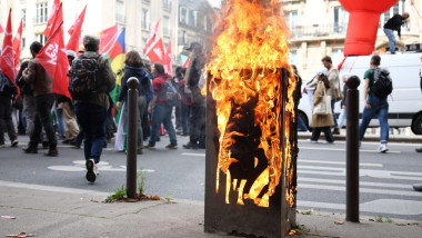Protesters erect a buring barricade during a demonstration, in Paris, France on October 2, 2025, during another day of strikes and demonstrations in France. This new day of union action is expected to be less significant than September 18. Photo by Raphae