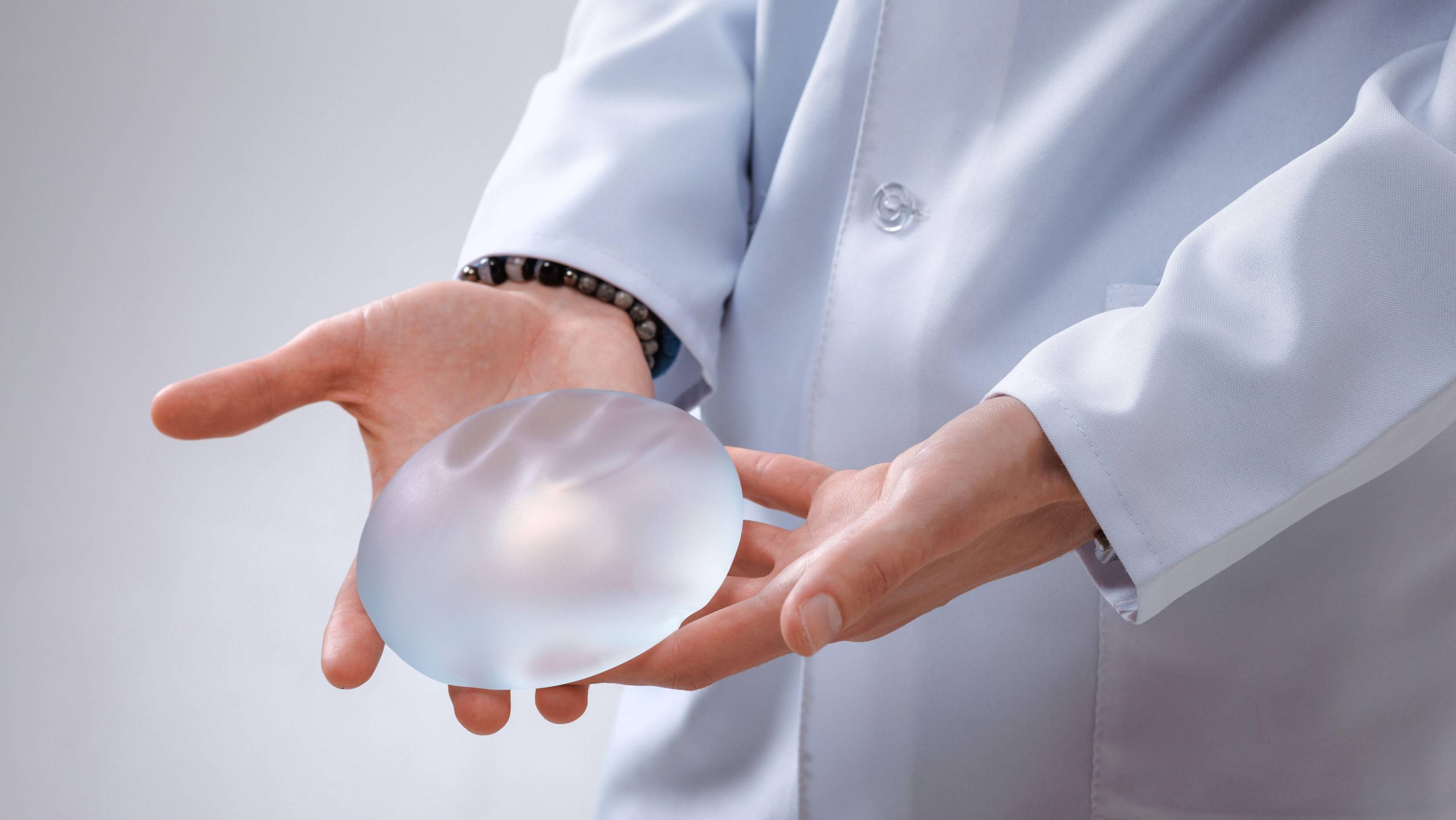 Regimul lui Kim Jong Un a declarat „război” femeilor cu implanturi mamare: riscă să ajungă în lagăre de muncă