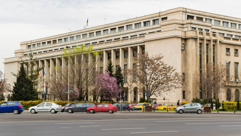 masini in piata victoriei din bucuresti