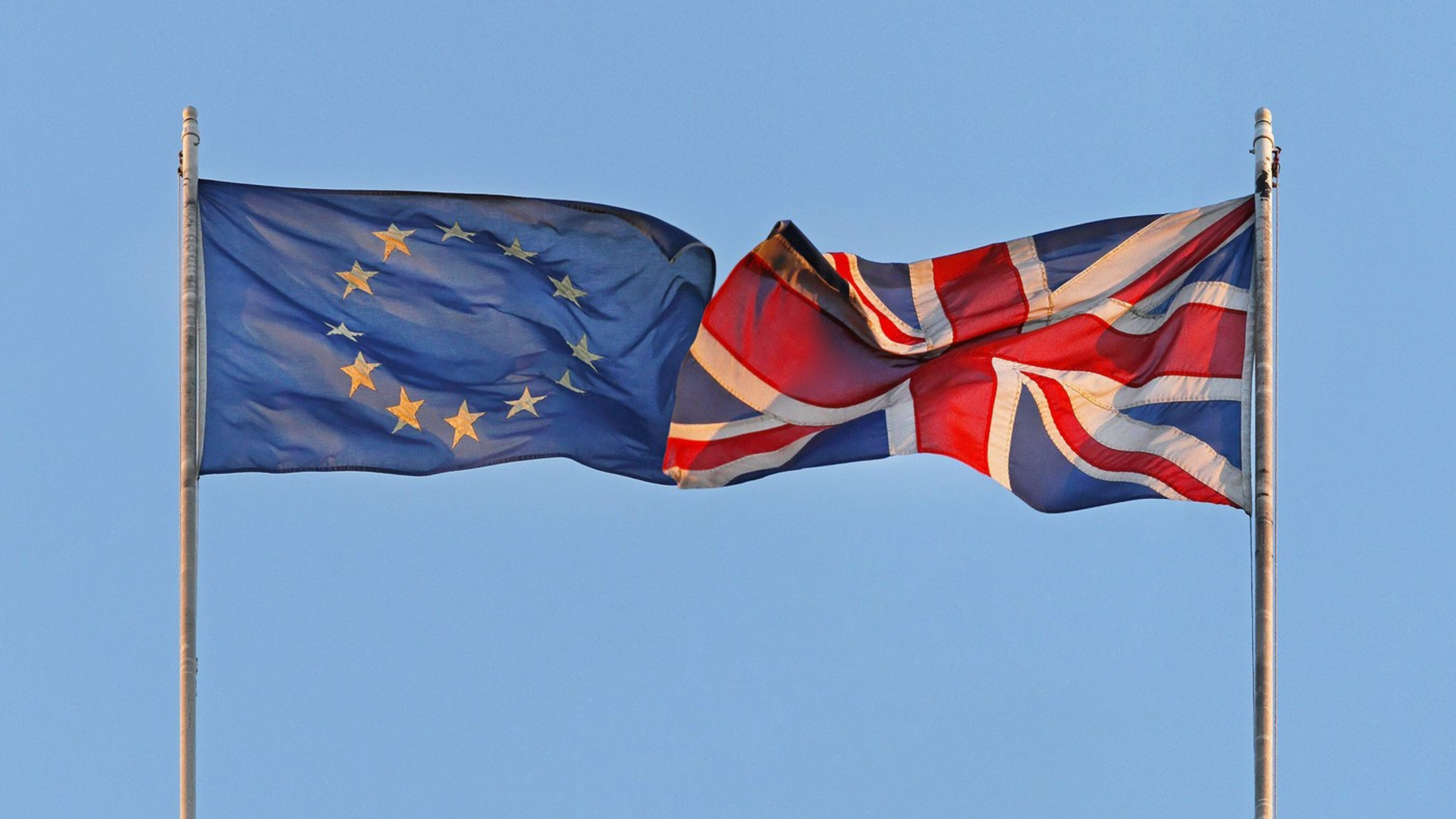 UE și Marea Britanie, aproape de acord pe taxa pe carbon. Exportatorii britanici ar putea fi scutiți de la plata din 2026