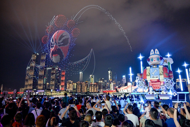 Drone light show staged in Chongqing