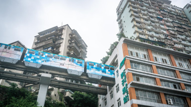metrou care trece printr-un bloc în Chongqing
