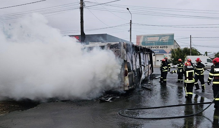 Un autobuz cu muncitori a luat foc în mers, la Brăila. Vehiculul a ars ca o torță
