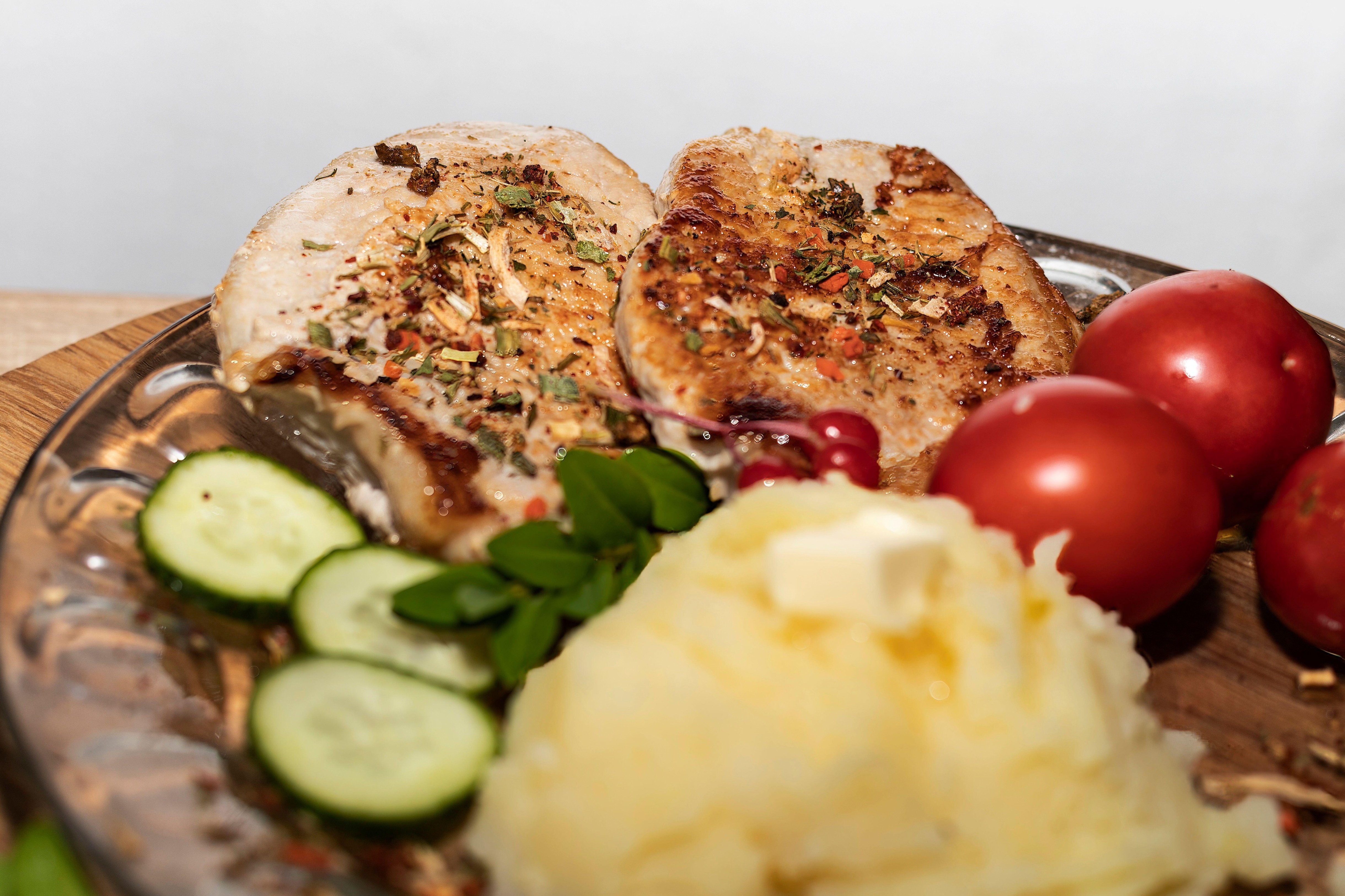 Carnea nu trebuie să se afle în centrul alimentaţiei umane, avertizează specialiștii. Dieta care ar putea preveni milioane de decese
