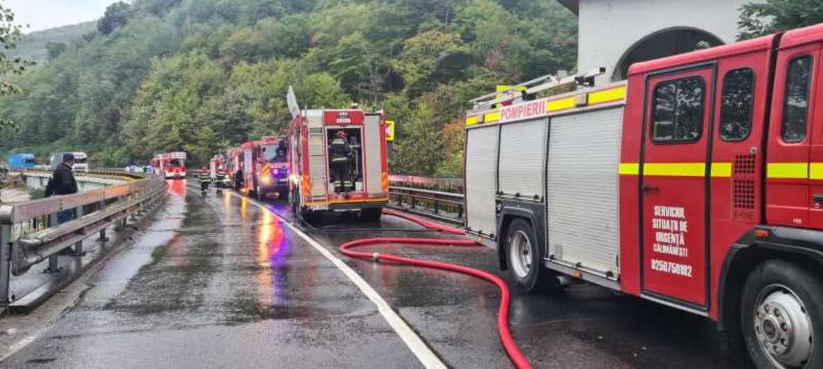 Incendiu la Mănăstirea Cozia Veche. Circulația este îngreunată pe DN7