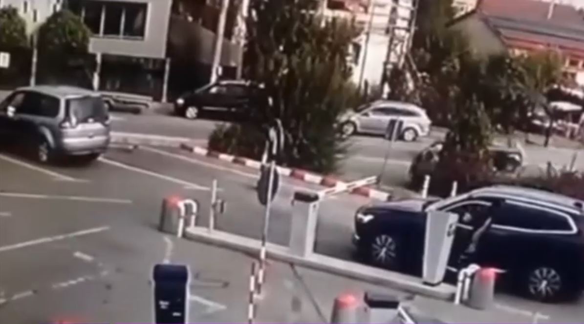 VIDEO O șoferiță a distrus două mașini, după ce a oprit la barieră pentru un tichet de parcare la mall. Ce amendă a primit
