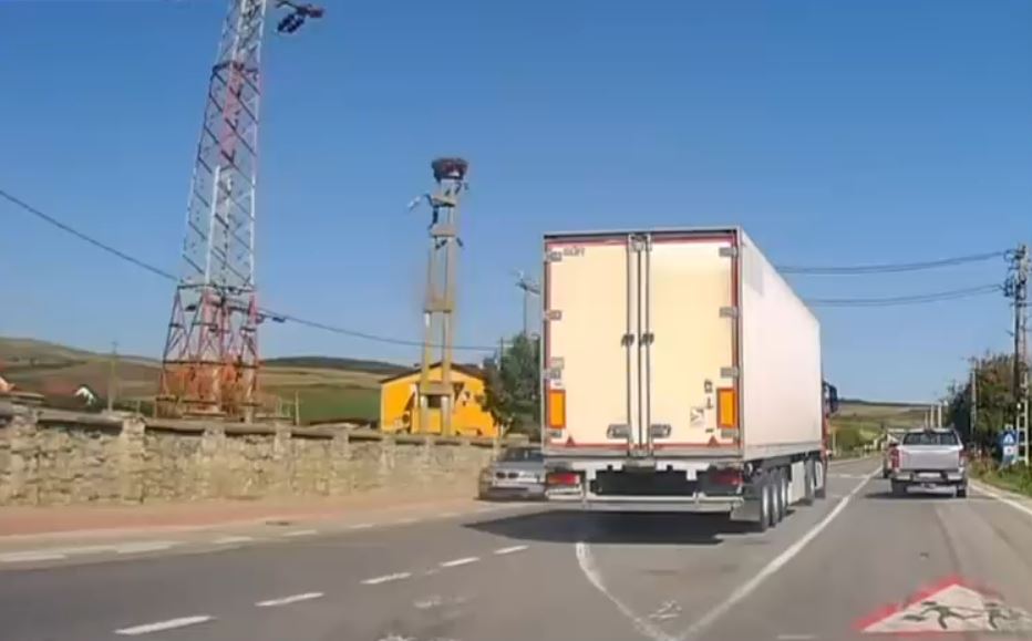VIDEO Slalom cu TIR-ul printre mașini. Șoferul a fost prins și i s-a reținut permisul de conducere