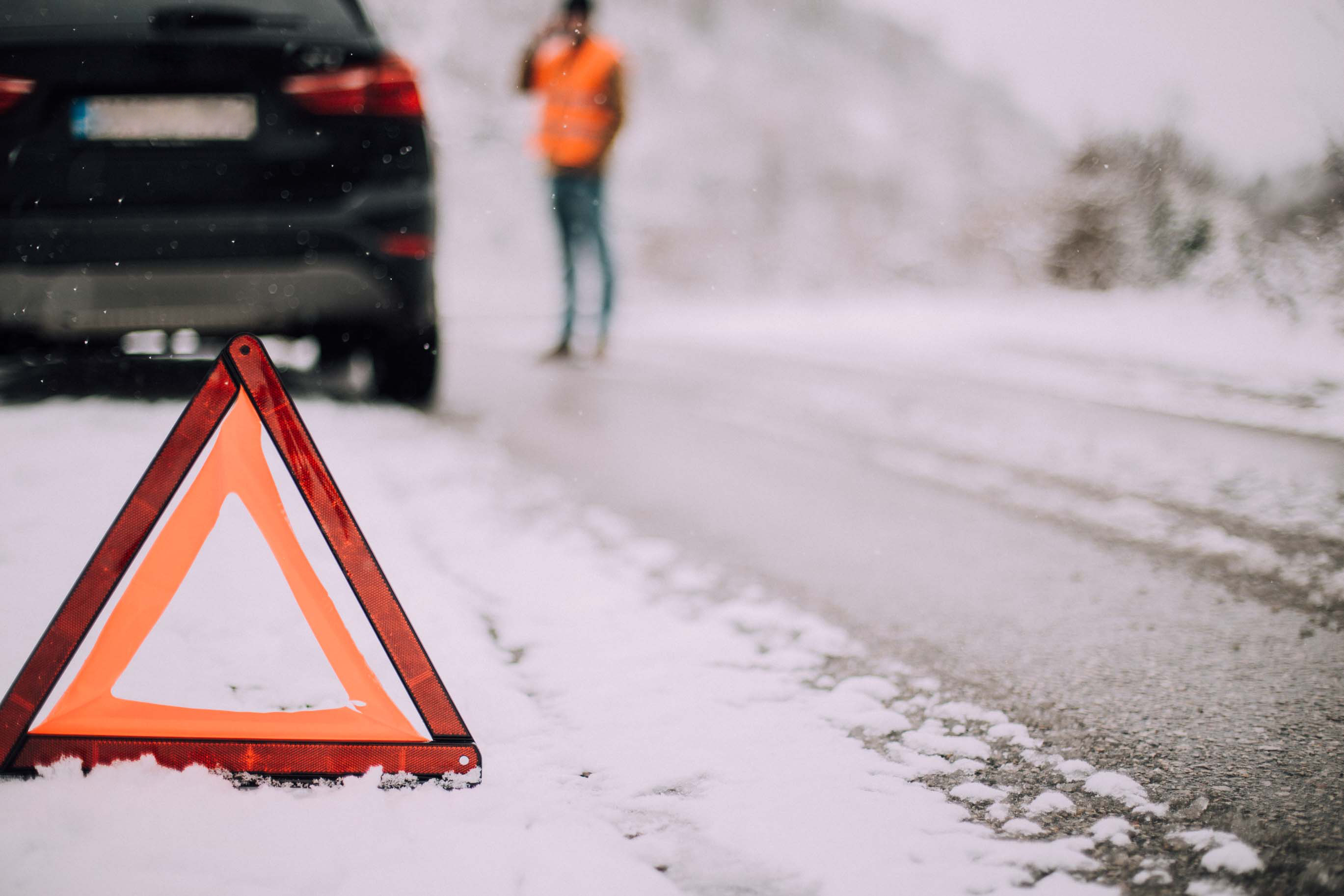 Lista echipamentelor auto obligatorii pe timp de iarnă. Ce sancțiuni riscă șoferii nepregătiți