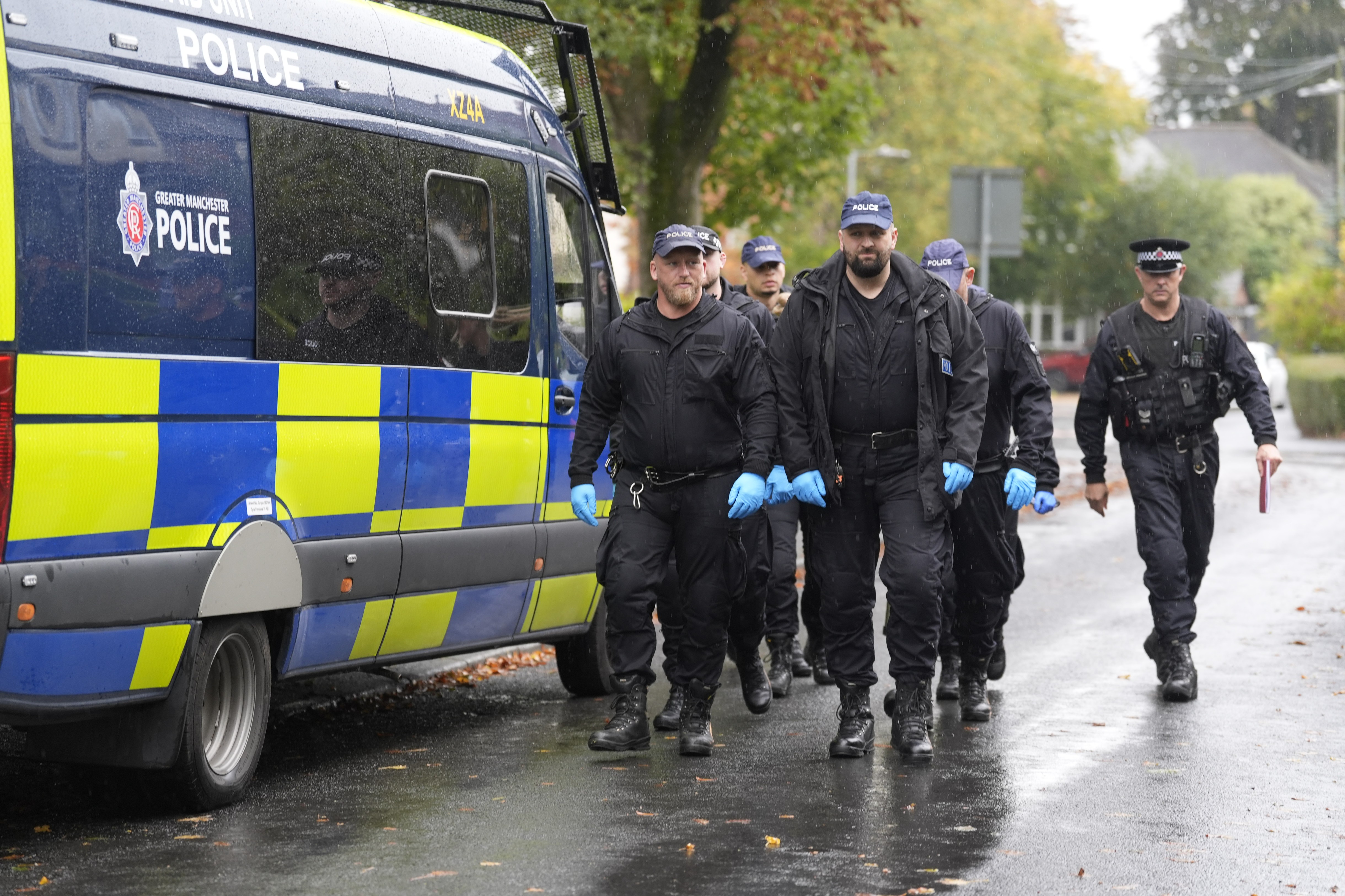 Una din victimele ucise în atacul de la sinagoga din Manchester a fost împuşcată de poliţiști. Anunțul făcut de autorități