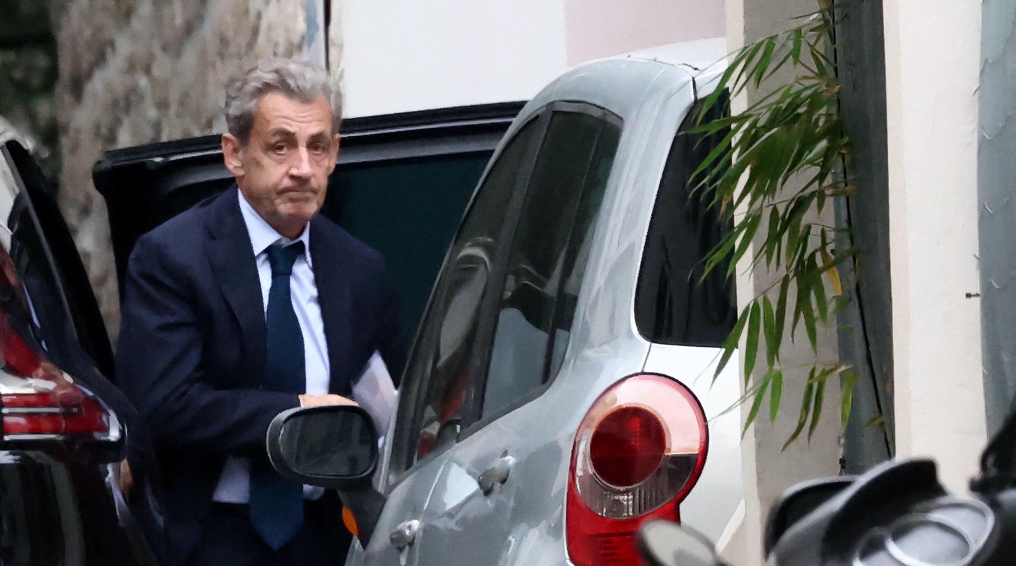 Fostul preşedinte Nicolas Sarkozy ar putea ieși azi din închisoare, la nici trei săptămâni după ce a fost încarcerat
