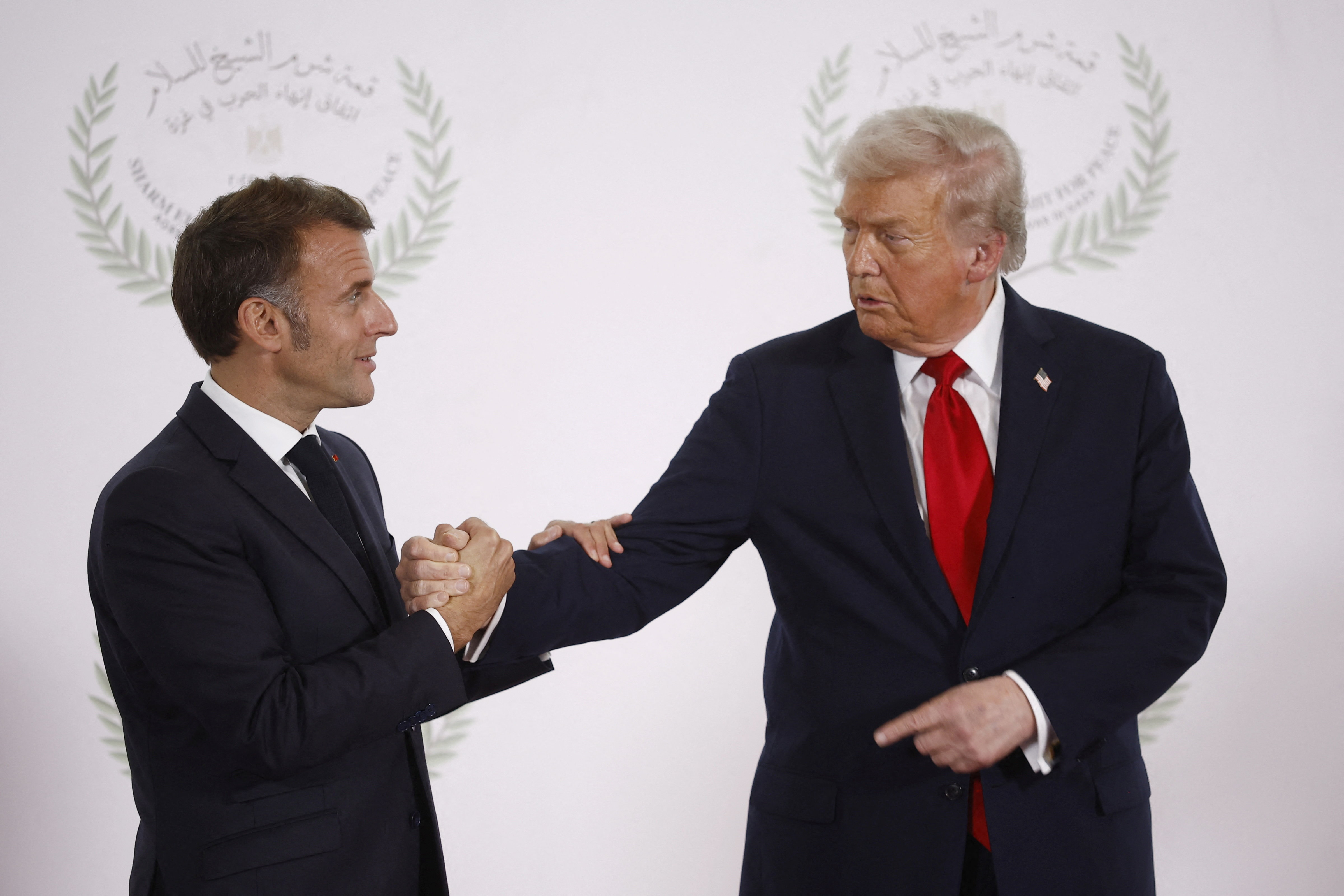 Ciudata strângere de mână dintre Trump și Macron, moment viral pe Internet
