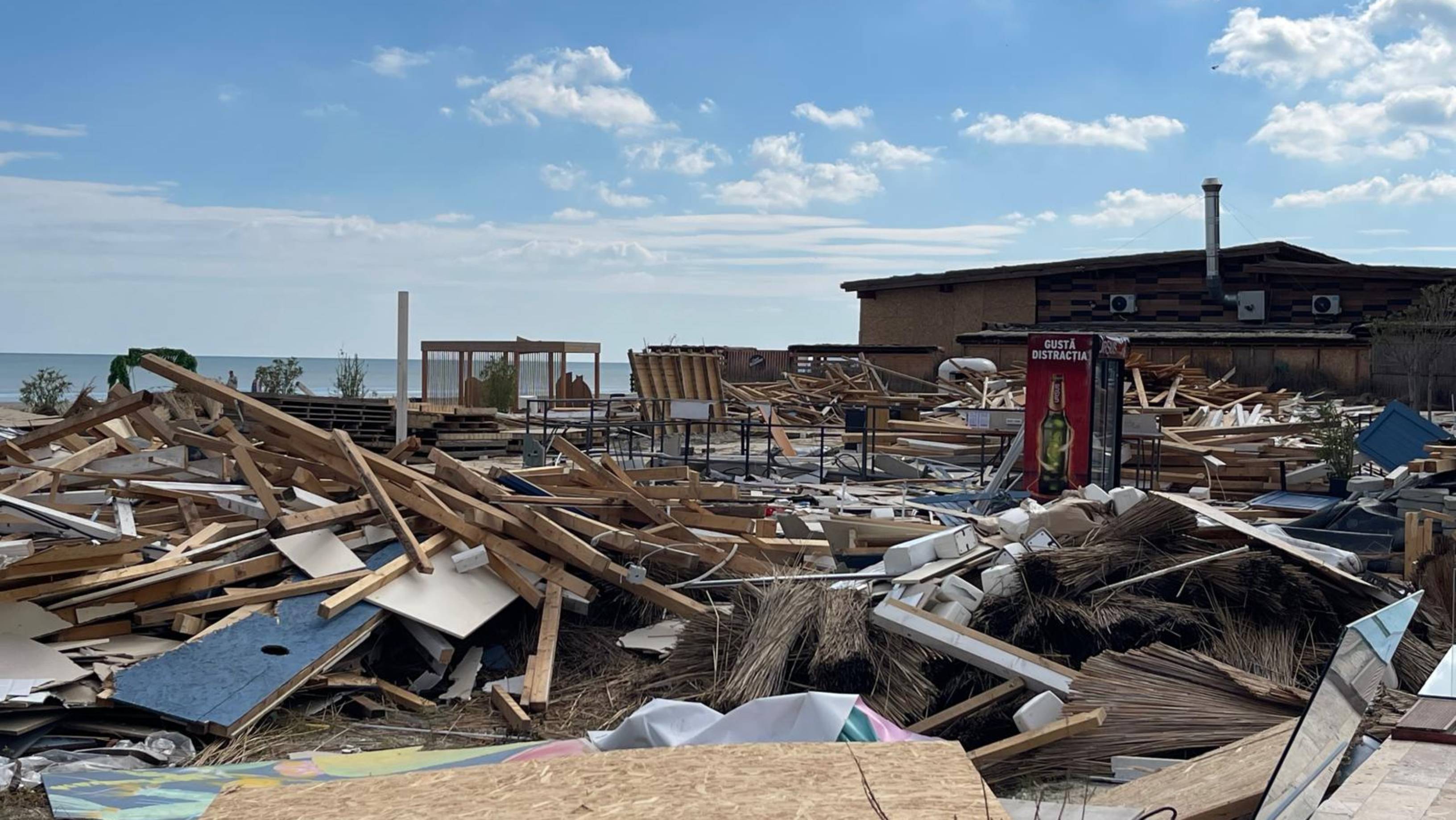 Imagini ca după ciclon pe litoral: operatorii de plaje au demolat construcțiile, după ce contractele de închiriere au expirat