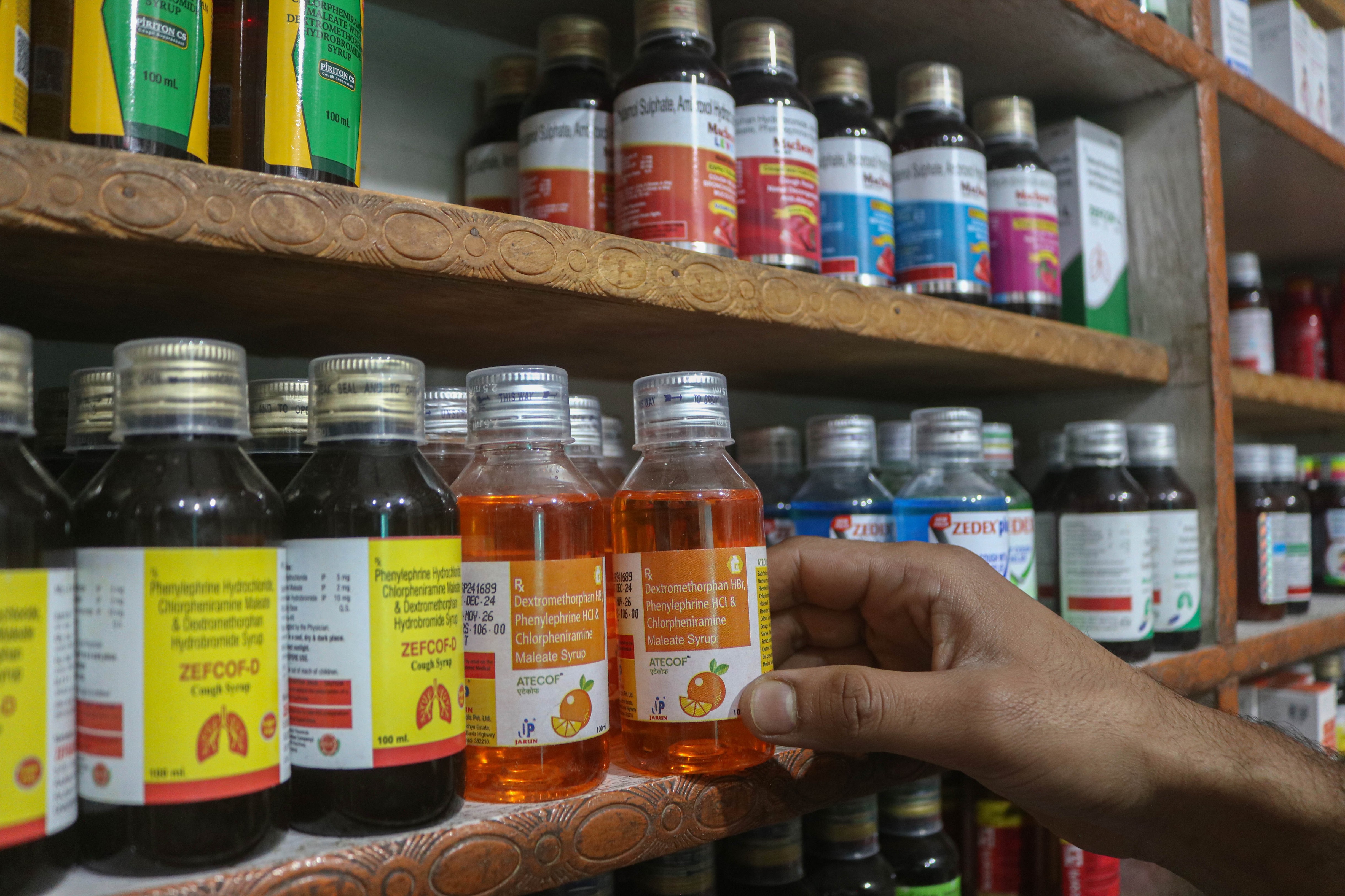 OMS a emis o alertă cu privire la trei siropuri de tuse fabricate în India, după moartea a zeci de copii