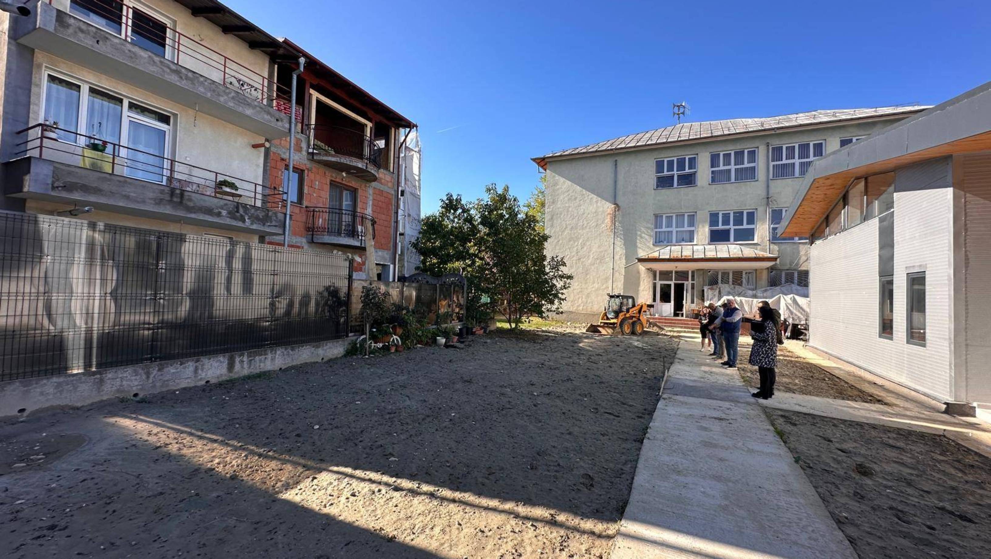 Poartă dintr-o curte privată, deschisă direct în curtea unei școli din Pitești. Cristian Gentea: „Am văzut multe de când sunt primar”