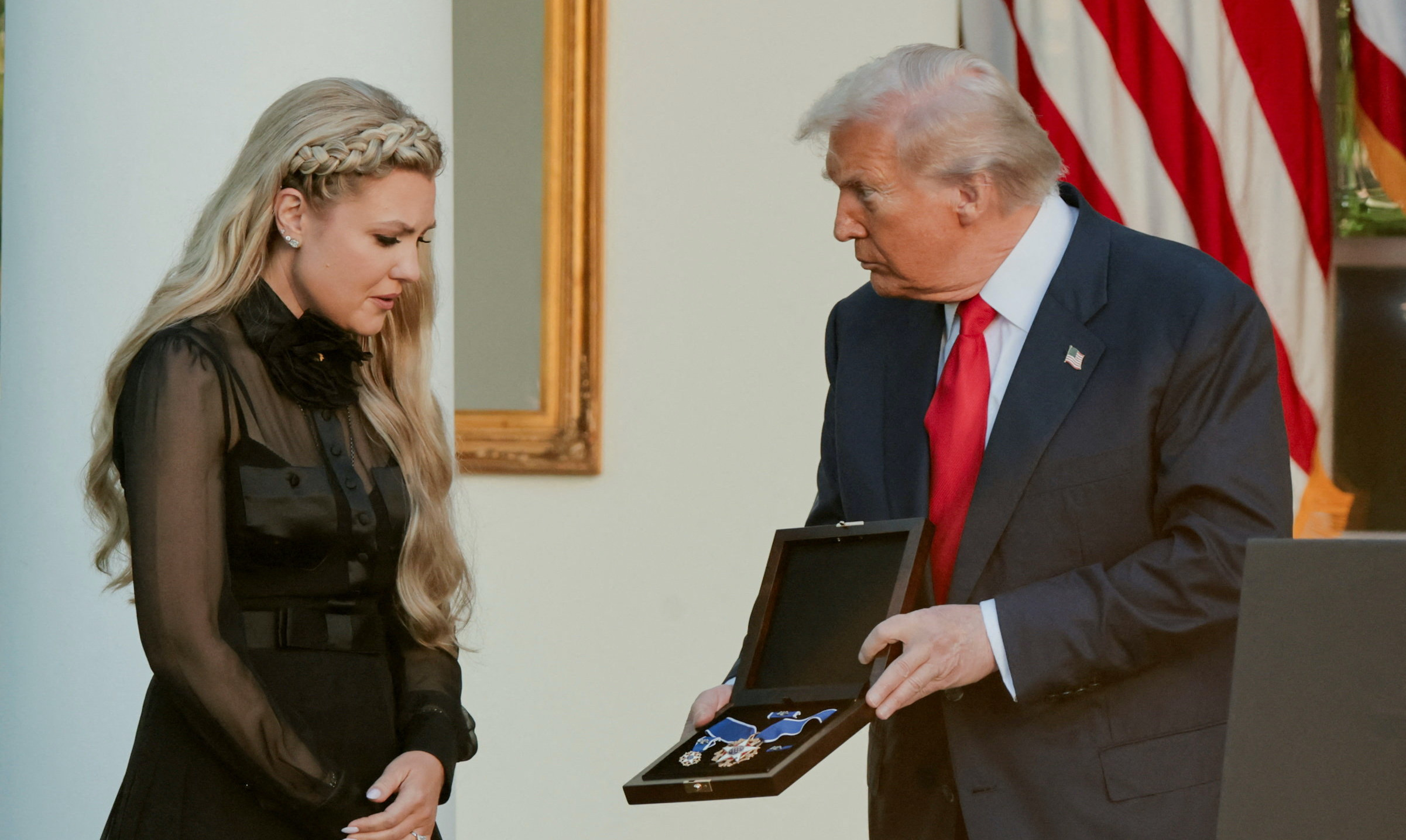 „Cel mai frumos cadou de ziua de naştere”. Trump i-a acordat postum Medalia Prezidenţială a Libertăţii lui Charlie Kirk