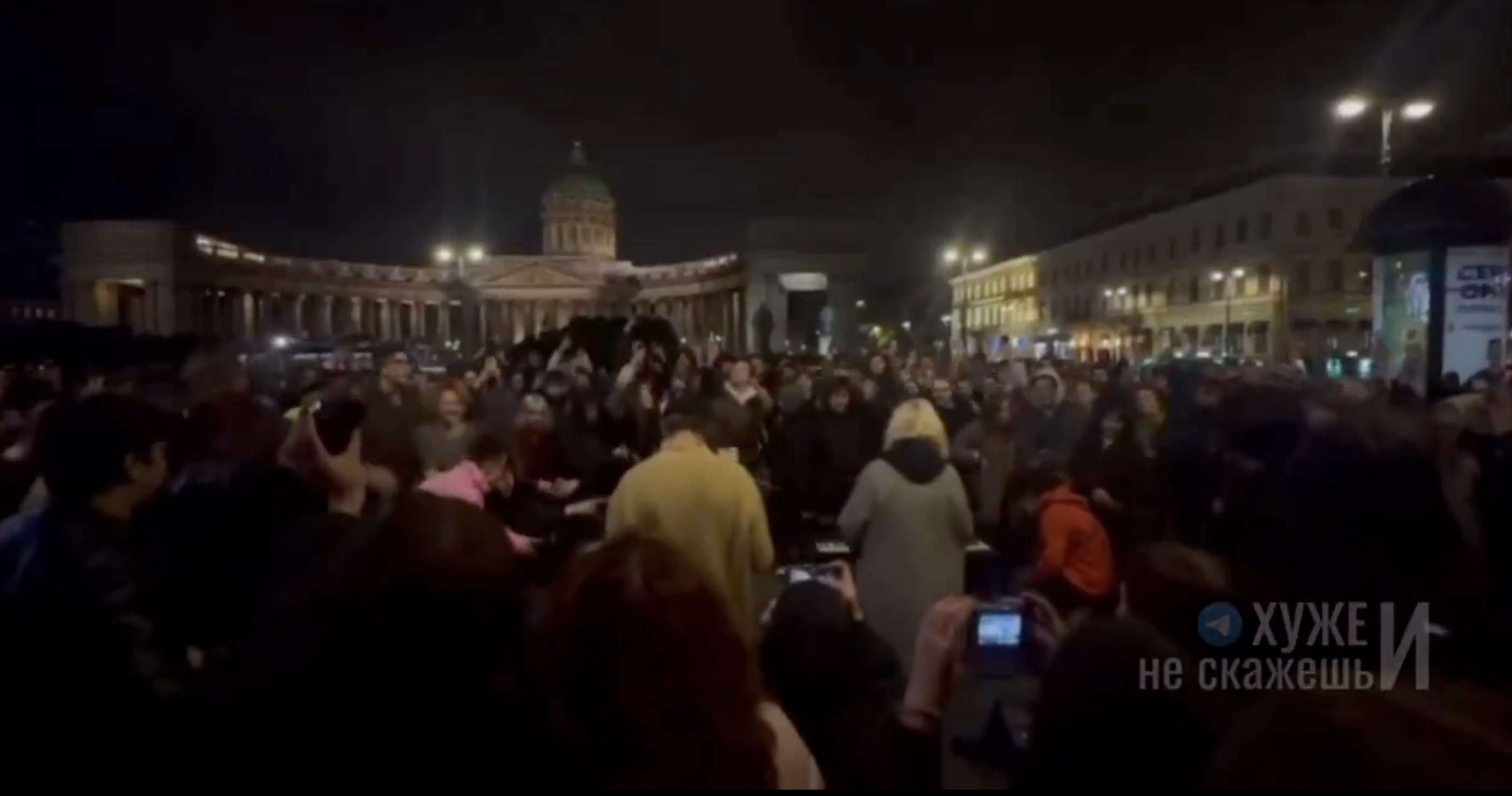 La Sankt Petersburg, mai mulți tineri au sfidat regimul lui Putin și au cântat în stradă melodii anti-război