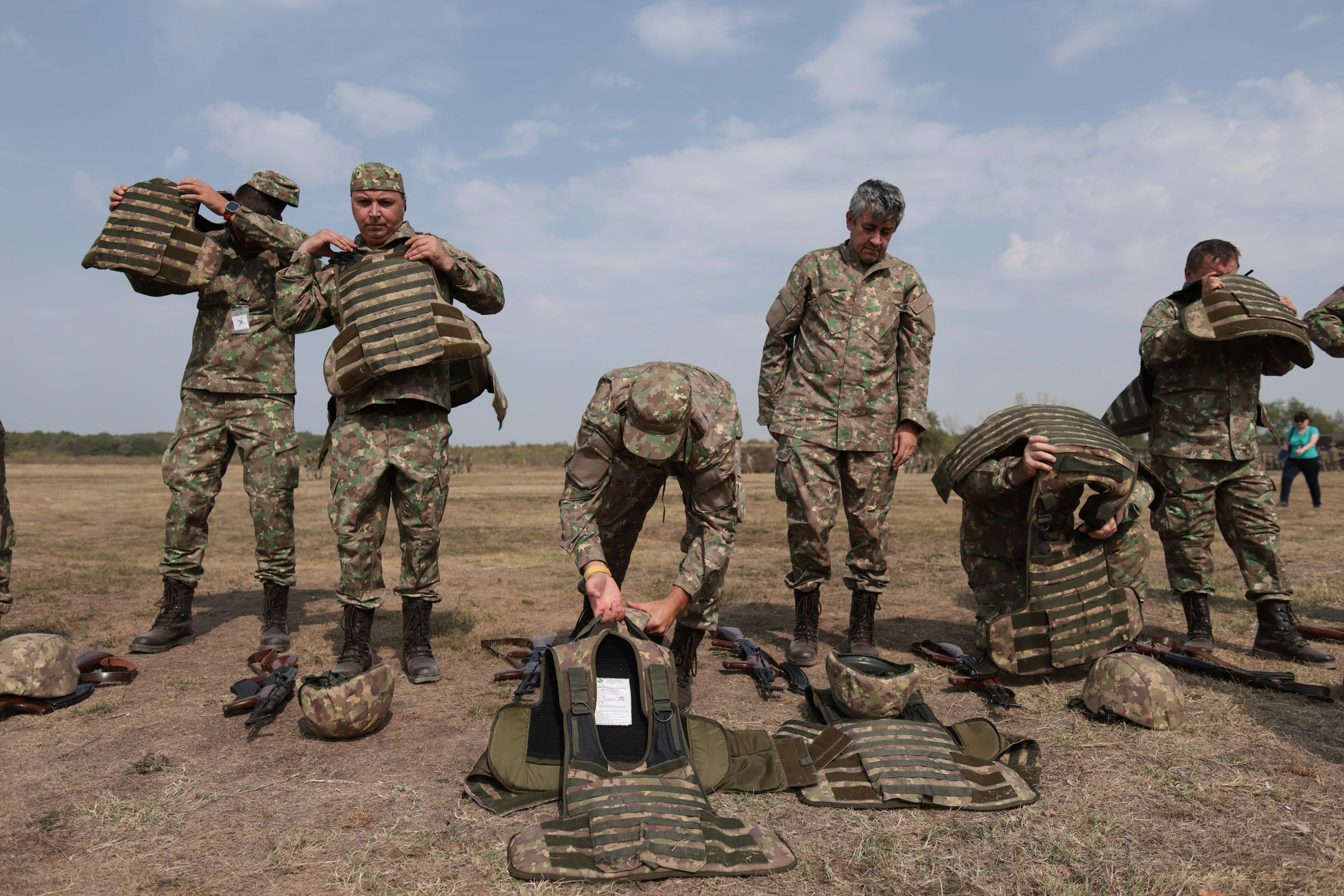 „Fulgerător. Ieri mi l-a adus, azi a trebuit să vin”. Rezerviștii chemați la instrucție reclamă probleme la mobilizare. Ce spune Armata