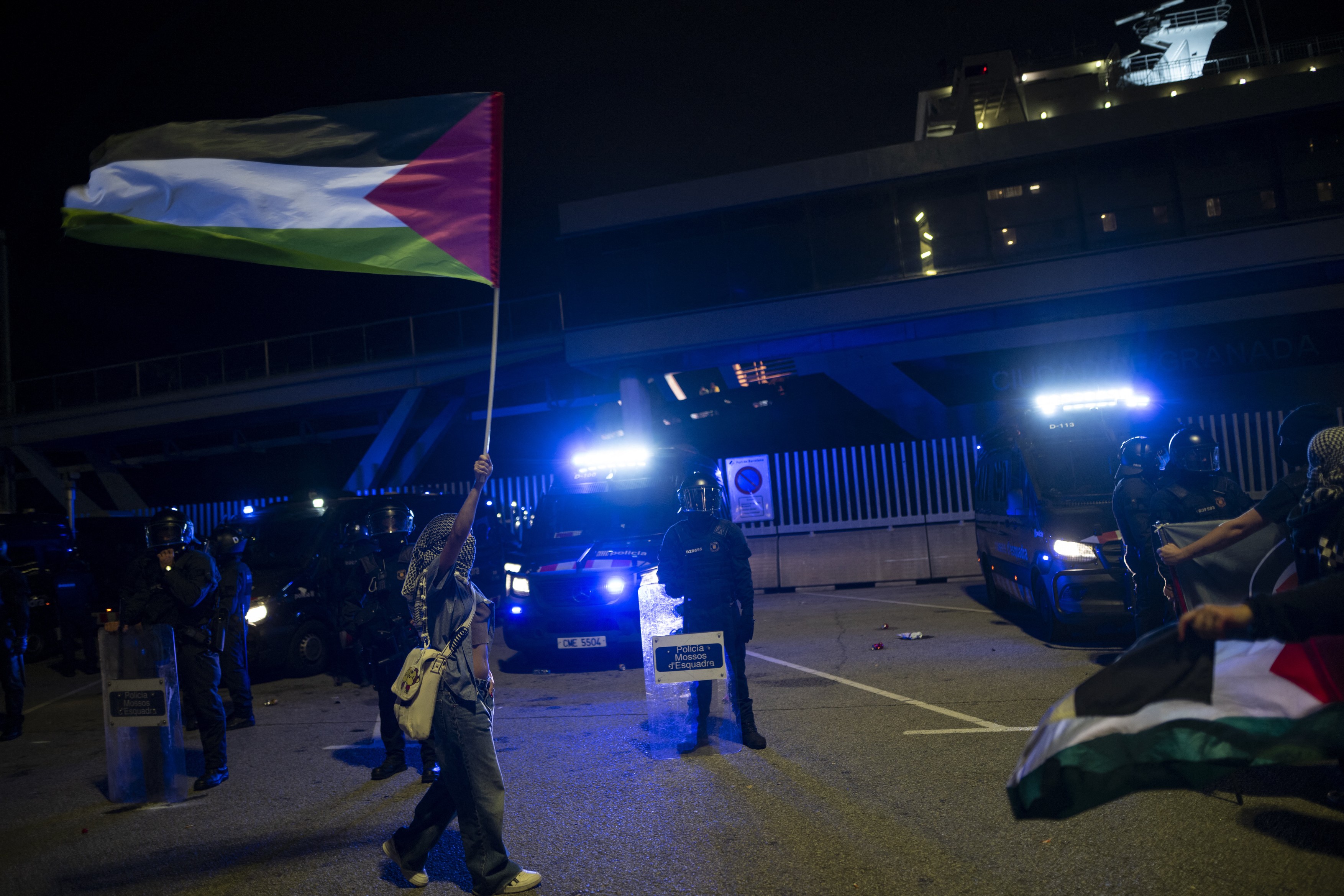 Mașini incendiate la o manifestație pro-Palestina în Barcelona. Jandarmii au folosit sprayuri cu piper pentru a dispersa protestatarii