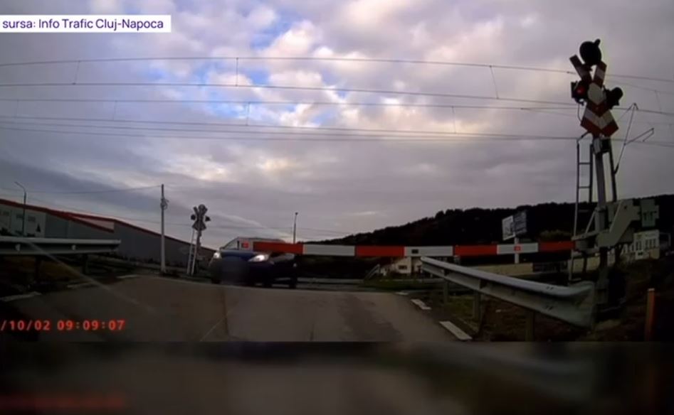 VIDEO Șofer căutat de polițiști după ce a fost filmat trecând pe sub barierele coborâte la o trecere de cale ferată