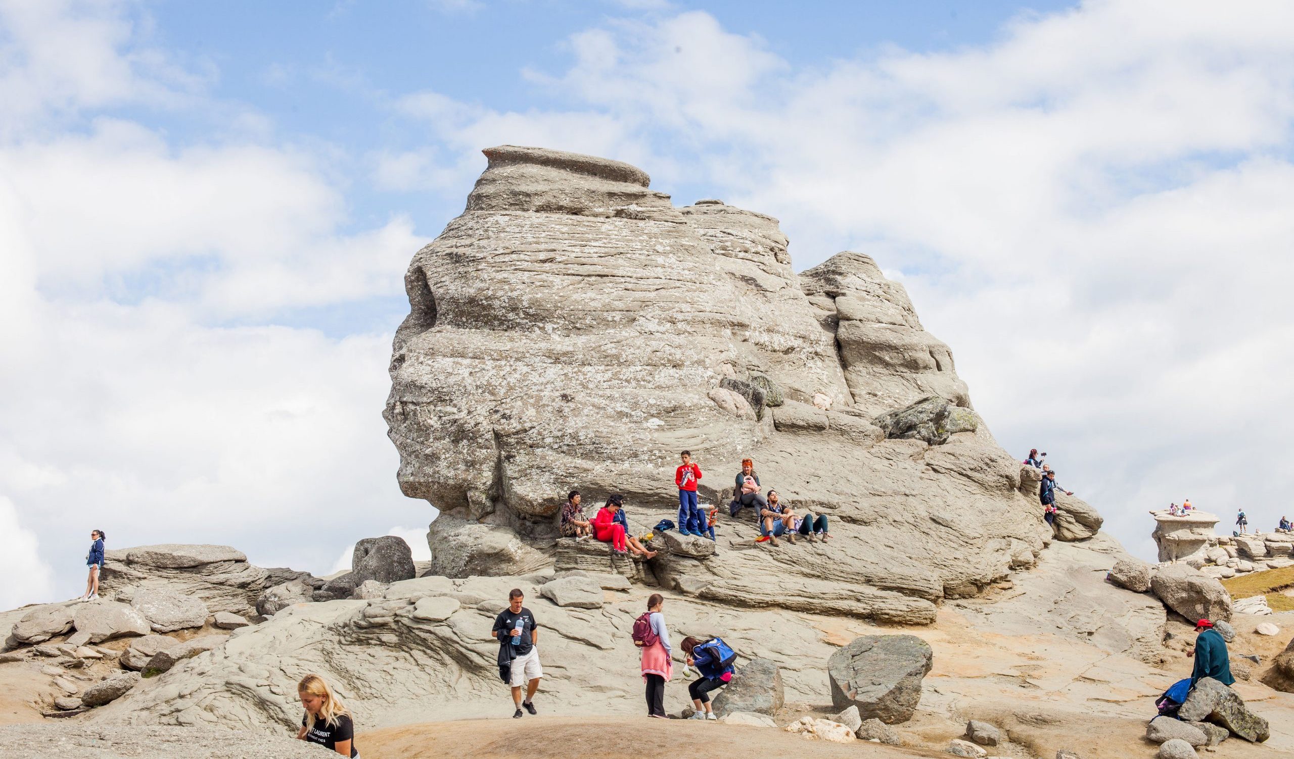 Peste jumătate din români sunt convinși că în România există locuri „încărcate energetic”, care influențează starea oamenilor (soandaj)