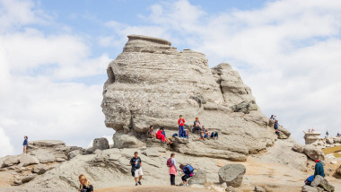 sfinxul din bucegi si turisti
