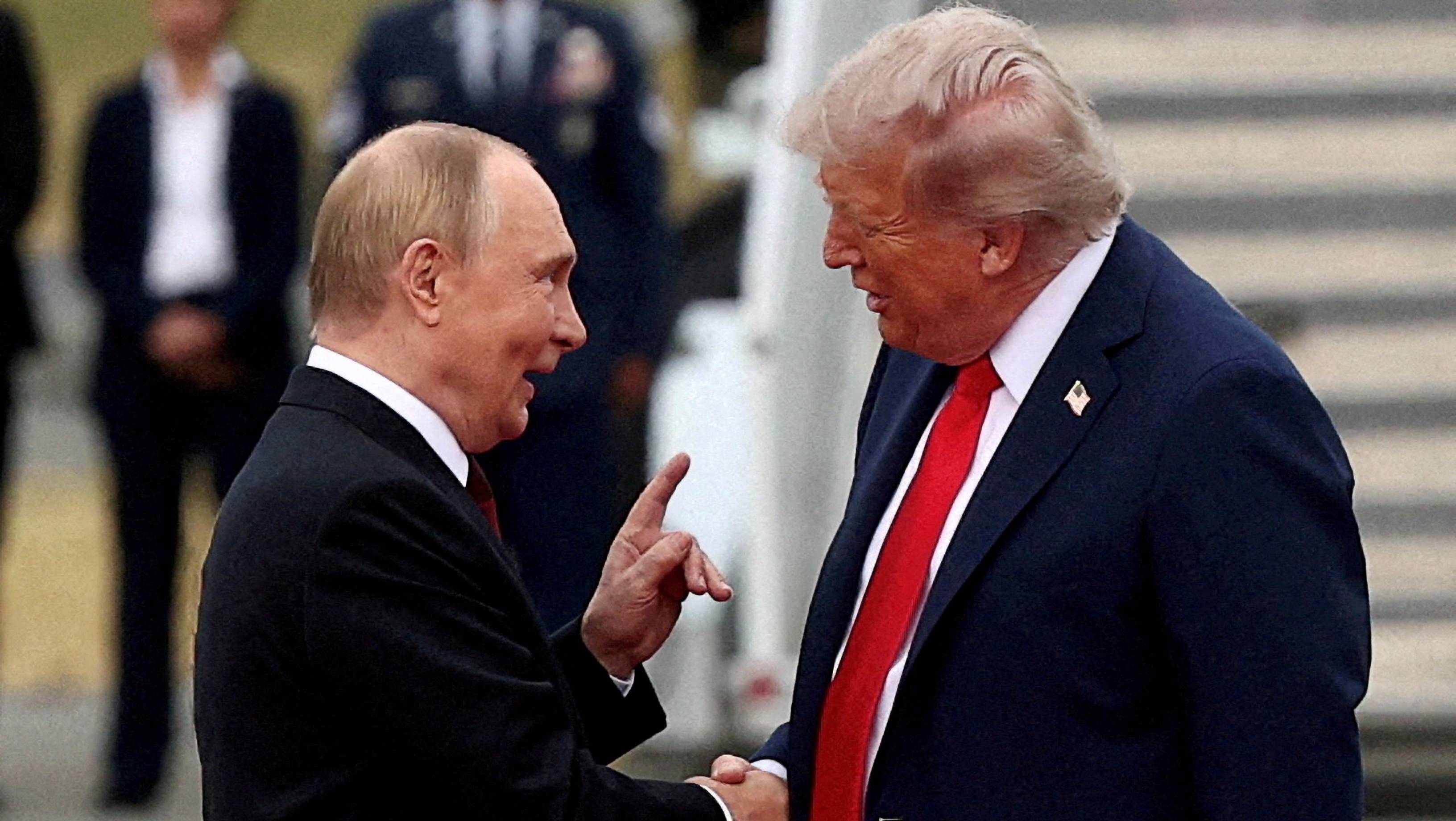Donald Trump și Vladimir Putin discută azi, înainte de întâlnirea crucială a președintelui SUA cu Volodimir Zelenski