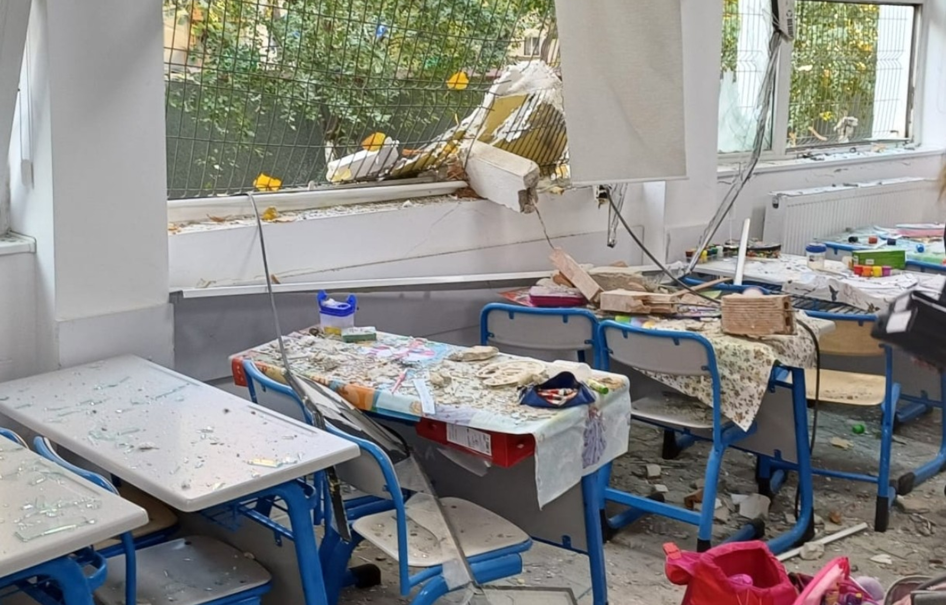 Liceu afectat de explozia violentă la un bloc din Capitală. Elevi și profesori, evacuați. Traficul în zonă a fost deviat