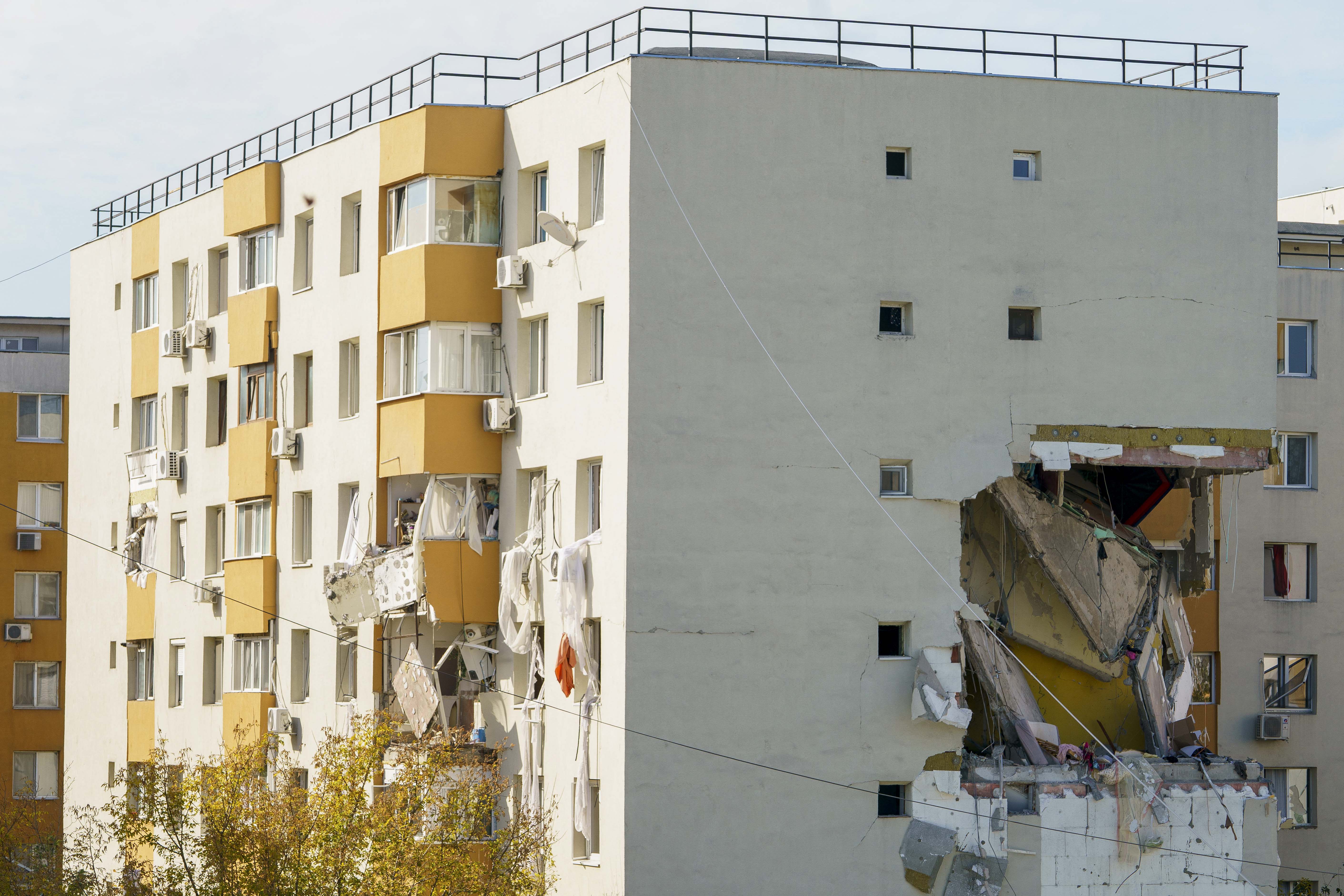Mărturia unei femei despre explozia la blocul din Rahova: „Am auzit o bubuitură foarte puternică. Mi s-a mișcat bine blocul”