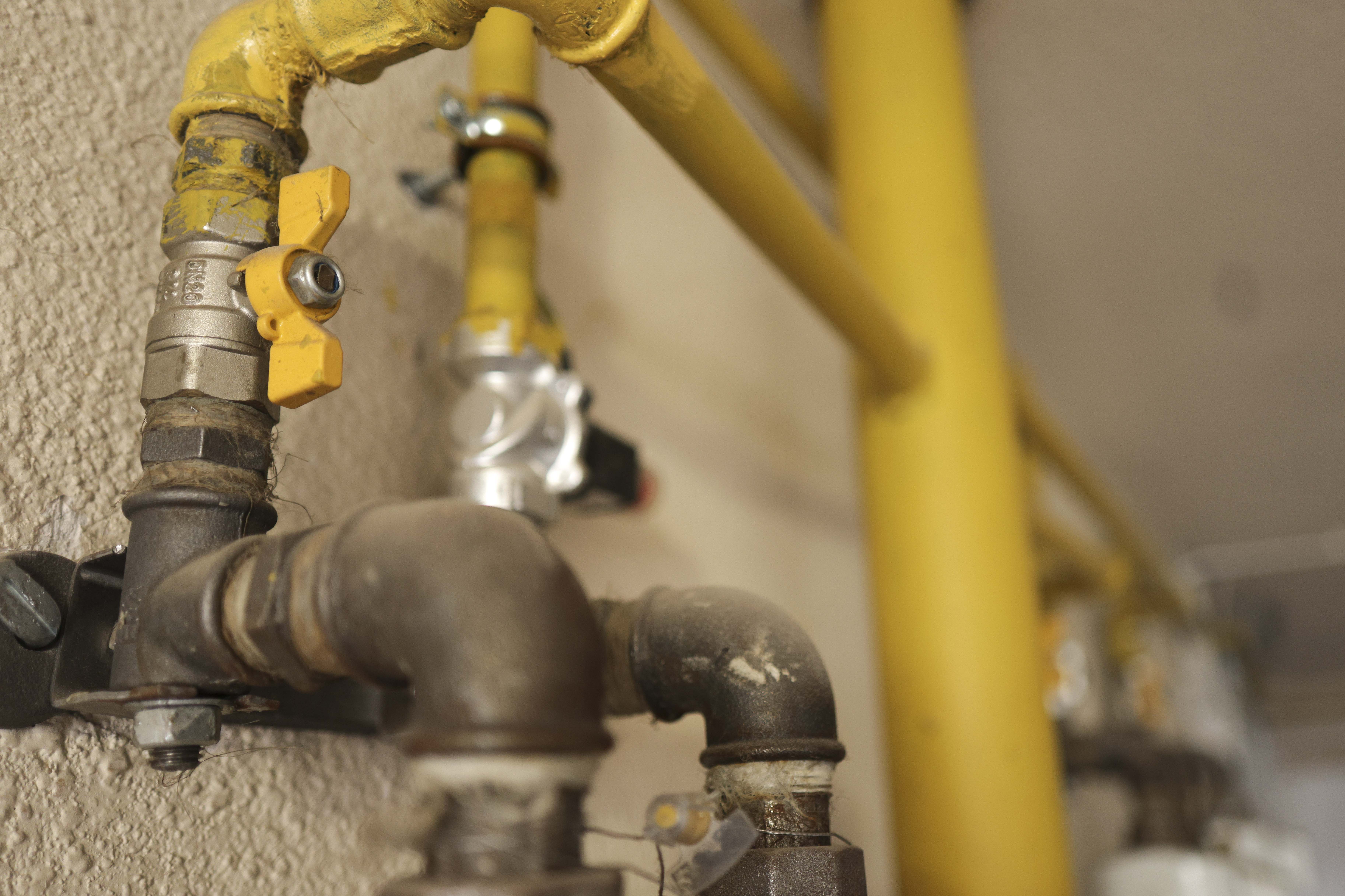 Locatarii contrazic varianta Distrigaz: „Pentru ca nu li s-au dat bani, au rupt sigiliul și au plecat. Mirosea a gaz până la etajul 7”